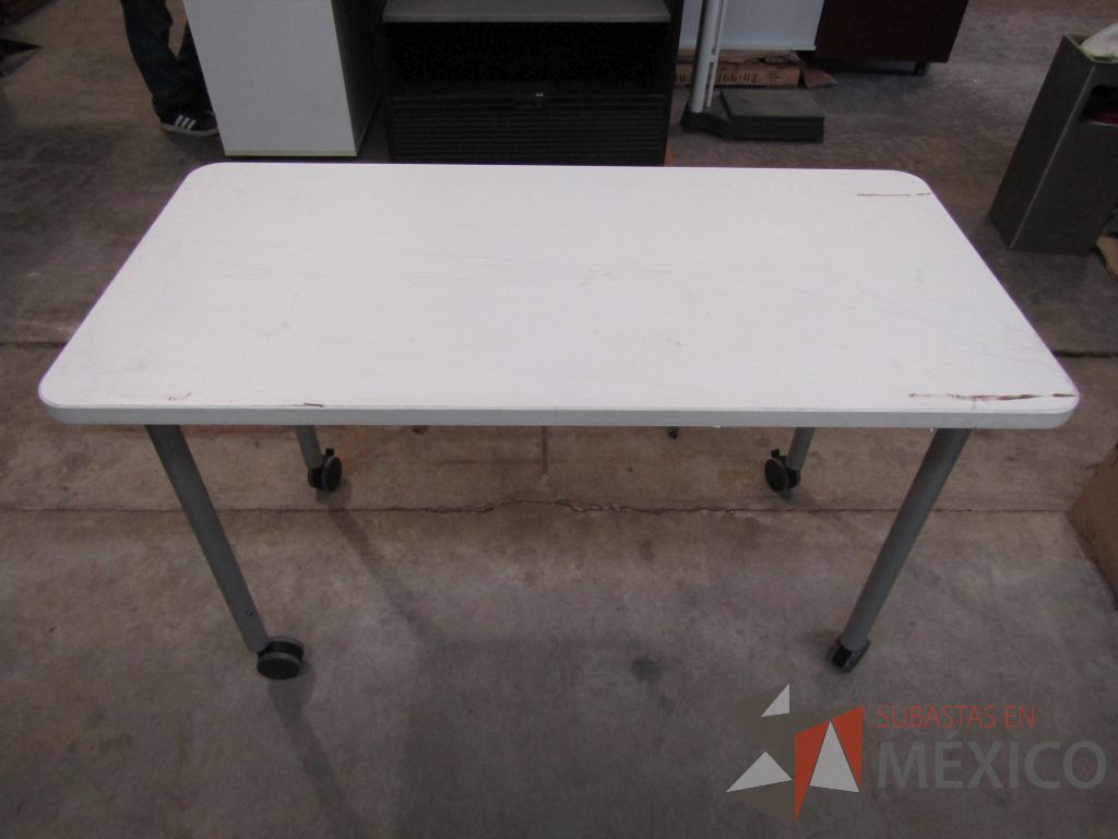 Lote 053 - Mesa rectangular con 4 patas metálicas con ruedas y cubierta color blanco - Imagen 5
