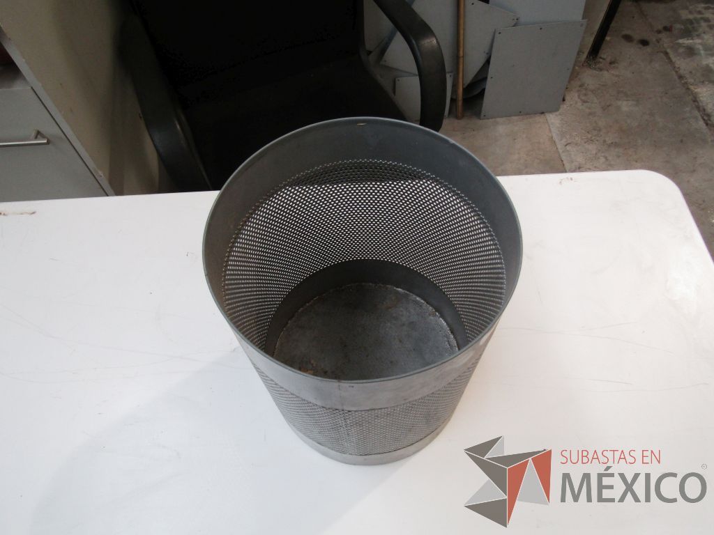 Lote 054 - 60 Botes de basura metálicos color gris - Imagen 3