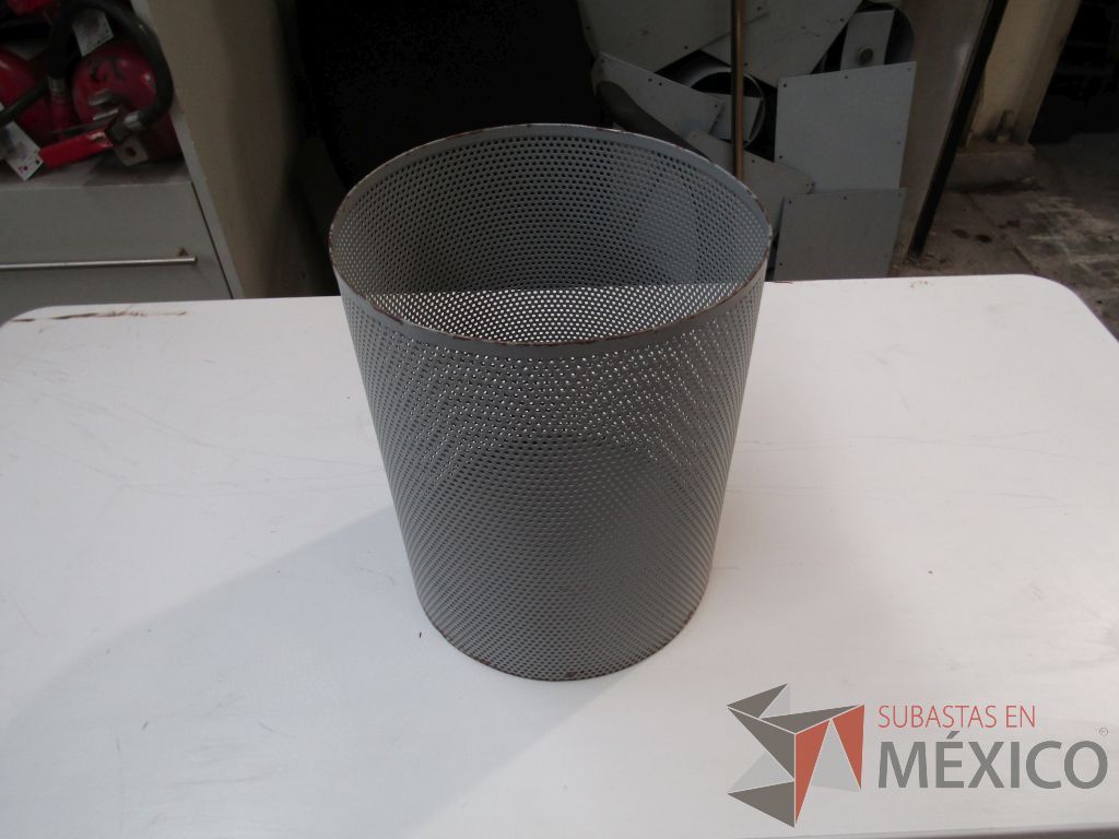 Lote 055 - 60 Botes de basura metálicos color gris