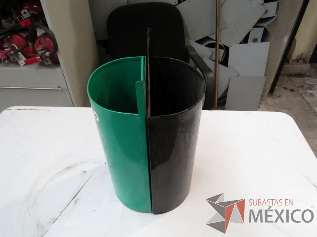 Lote 144 - 50 Botes de basura metálicos color negro - Imagen 4