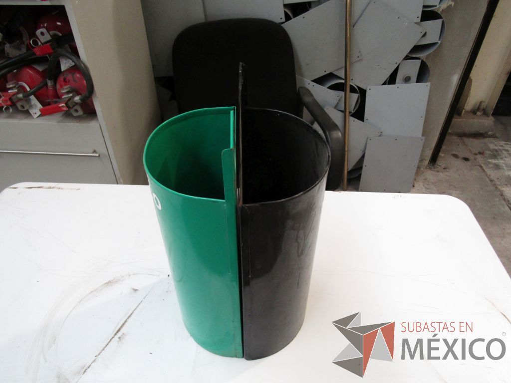 Lote 144 - 50 Botes de basura metálicos color negro - Imagen 3