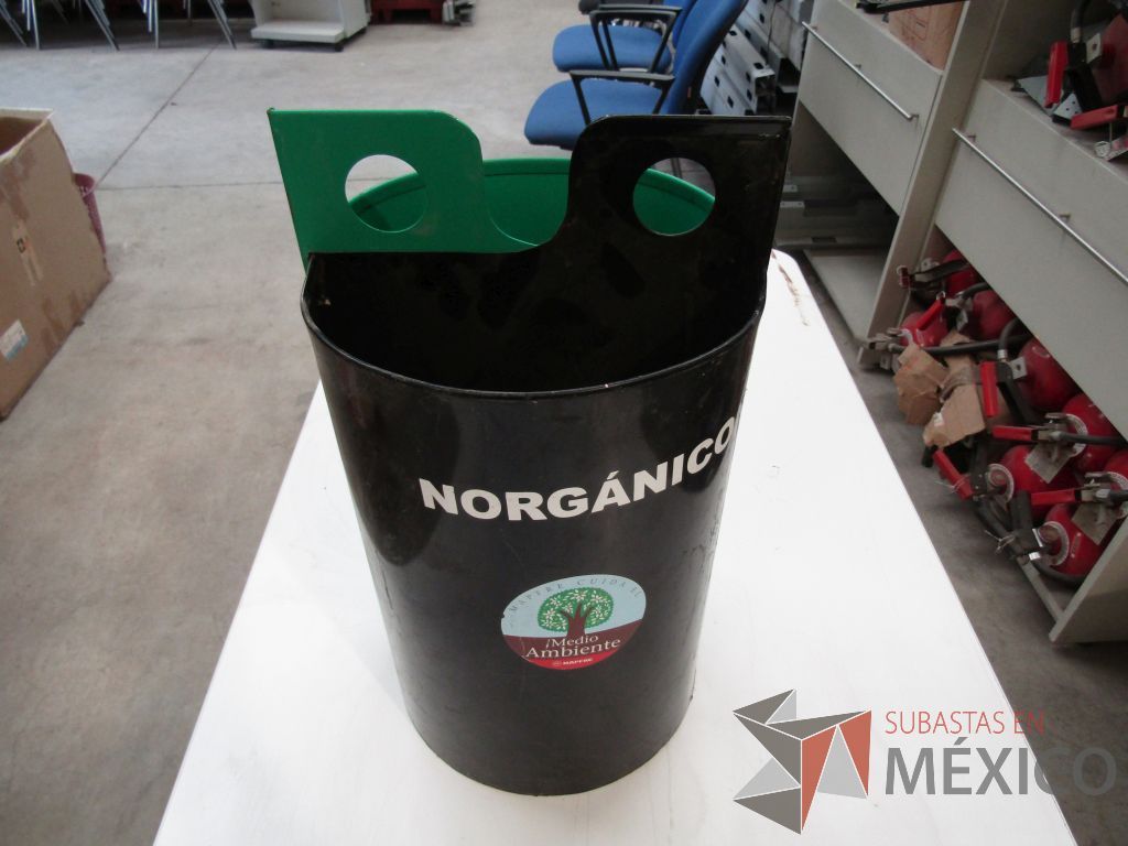 Lote 144 - 50 Botes de basura metálicos color negro