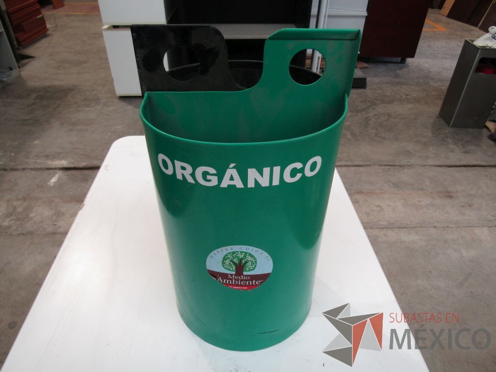 Lote 132 - 54 Botes de basura metálicos color verde