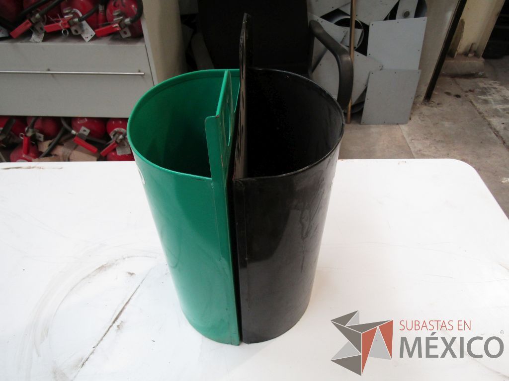 Lote 132 - 54 Botes de basura metálicos color verde - Imagen 4
