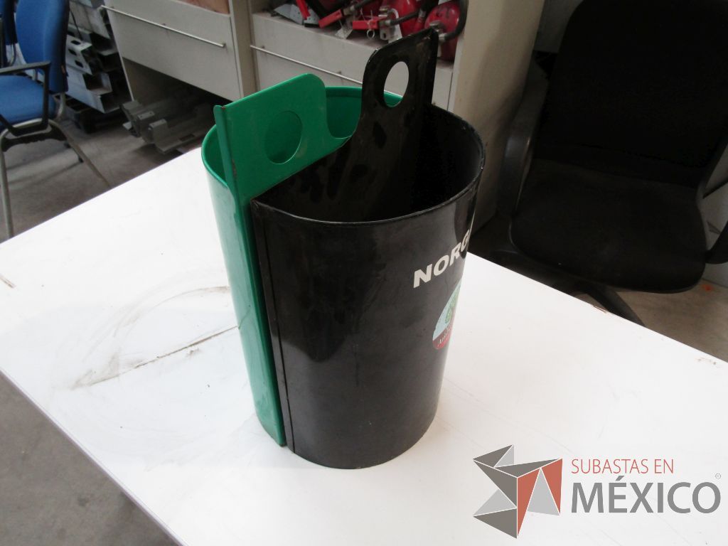 Lote 056 - 50 botes de basura metálicos color verde - Imagen 8