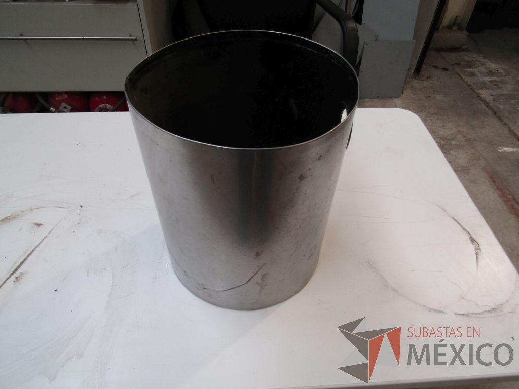 Lote 057 - 40 botes de basura metálicos color gris - Imagen 5