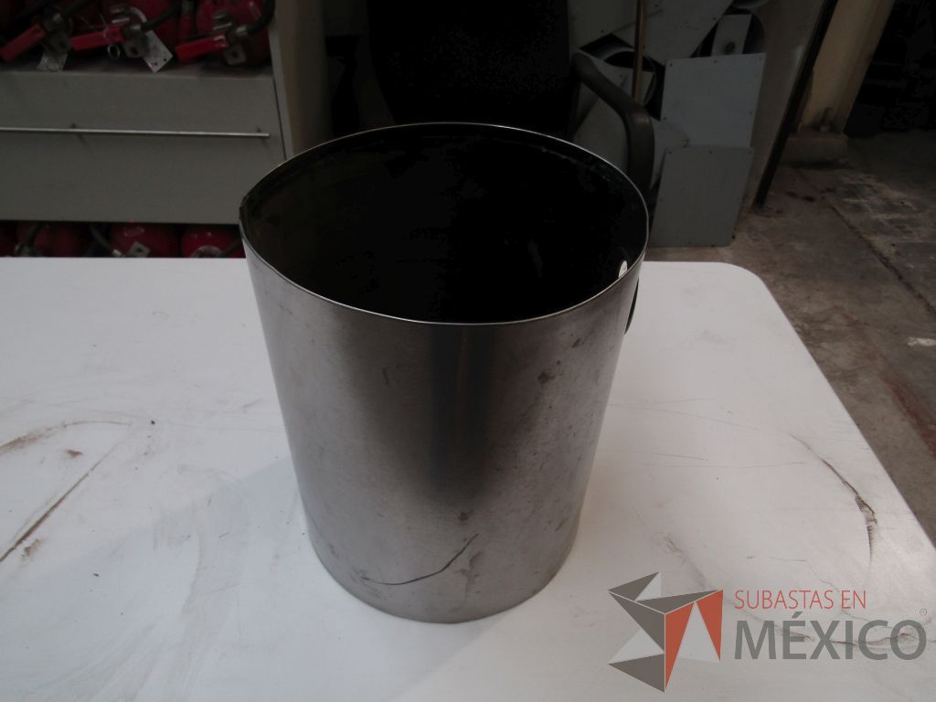 Lote 057 - 40 botes de basura metálicos color gris - Imagen 2