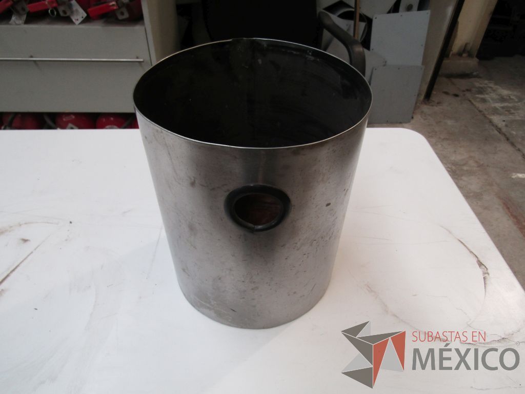 Lote 057 - 40 botes de basura metálicos color gris - Imagen 3