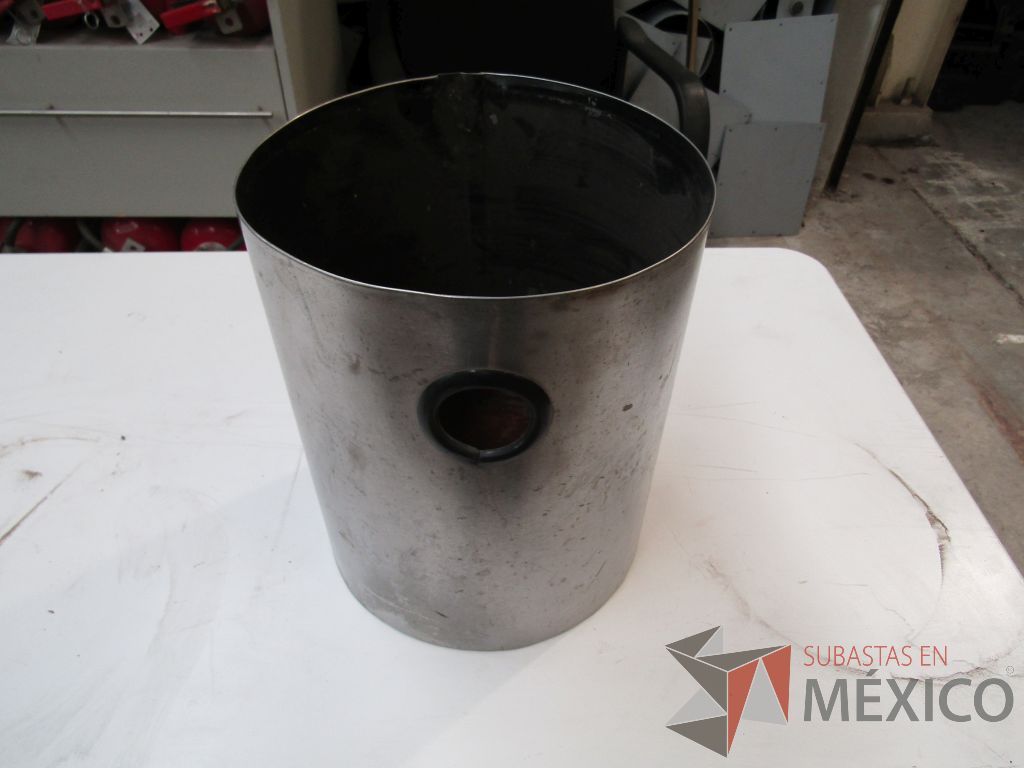 Lote 057 - 40 botes de basura metálicos color gris