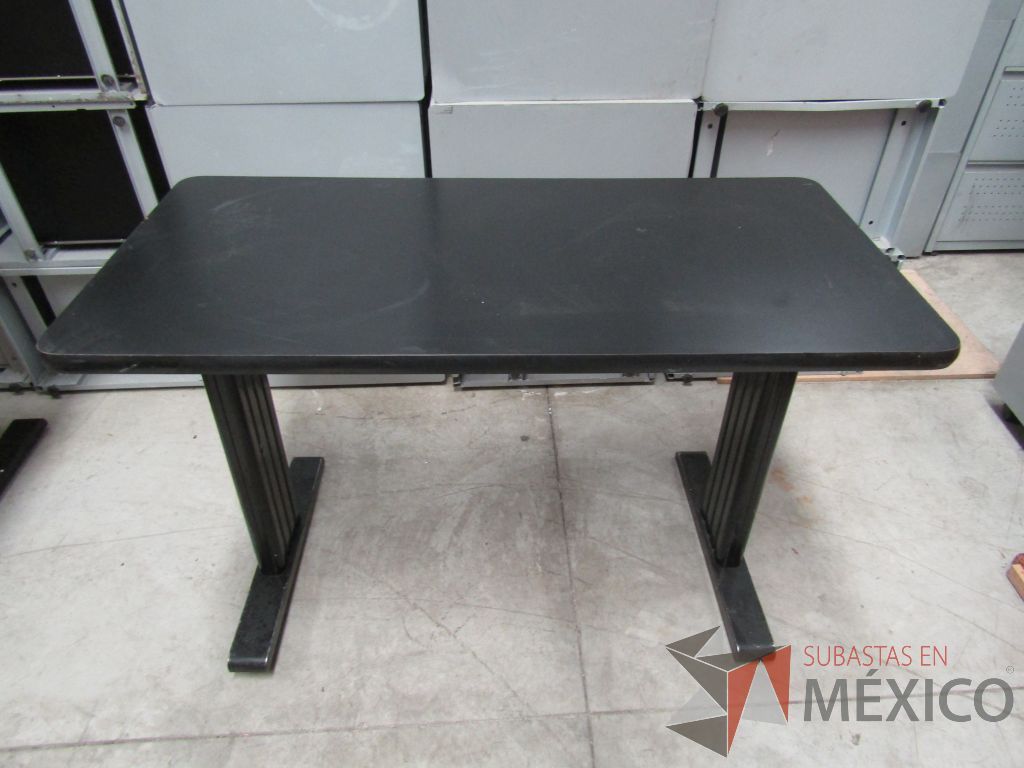 Lote 062 -2 mesas de trabajo con estructuras metálicas y cubiertas color negro - Imagen 6