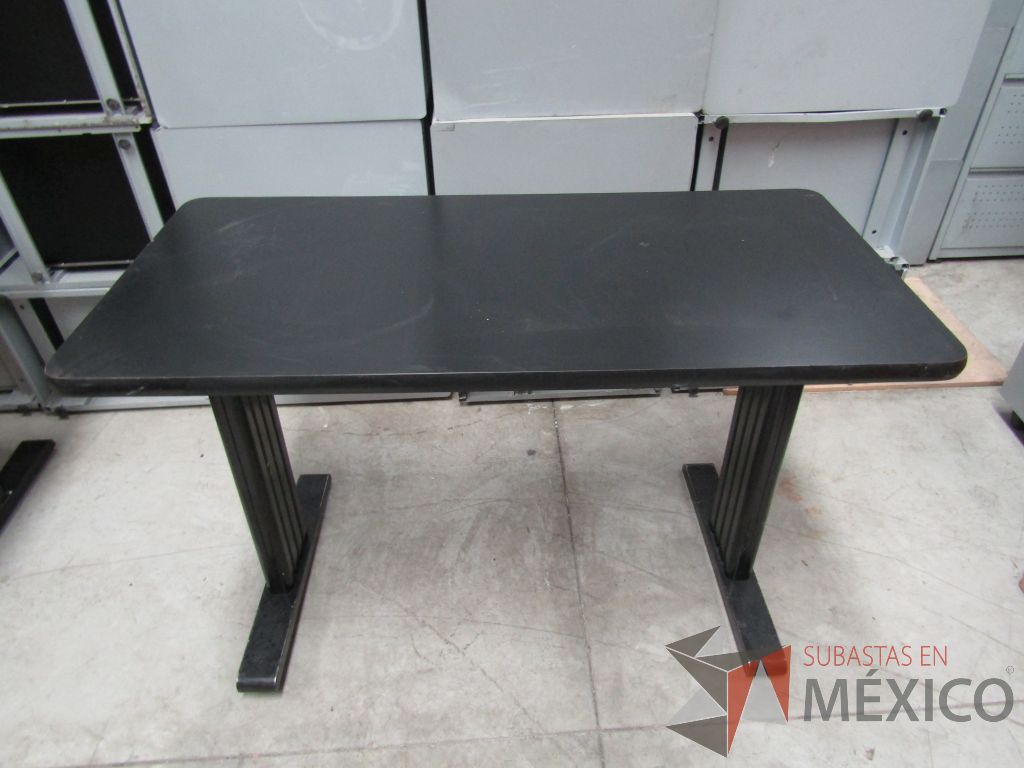 Lote 062 -2 mesas de trabajo con estructuras metálicas y cubiertas color negro