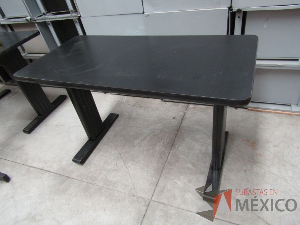 Lote 062 -2 mesas de trabajo con estructuras metálicas y cubiertas color negro - Imagen 2