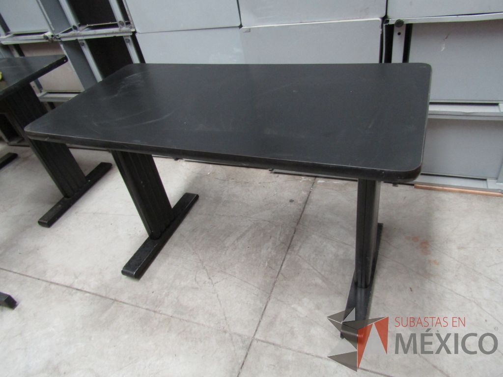 Lote 062 -2 mesas de trabajo con estructuras metálicas y cubiertas color negro - Imagen 3