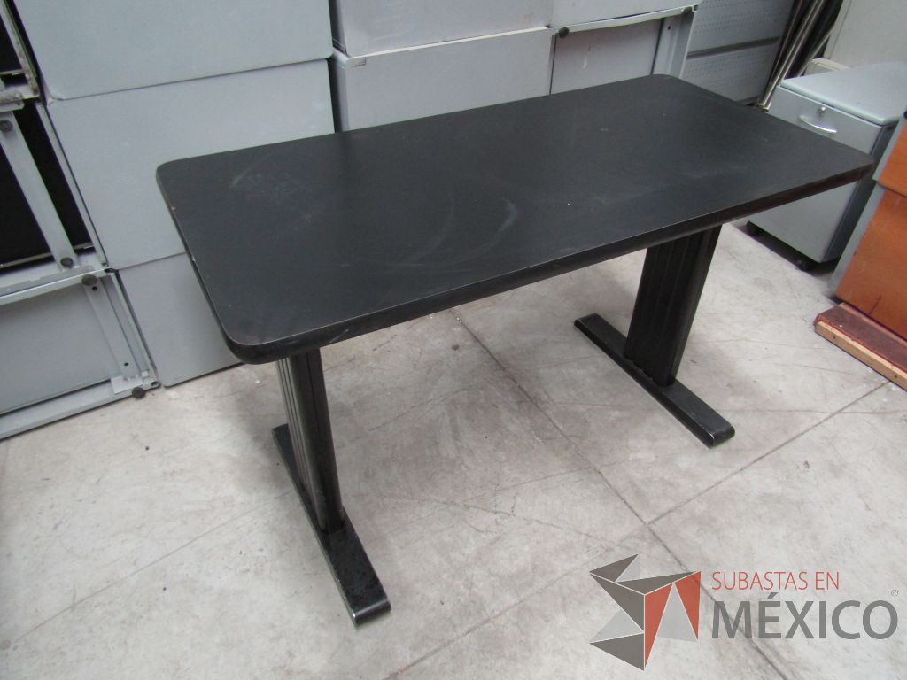 Lote 062 -2 mesas de trabajo con estructuras metálicas y cubiertas color negro - Imagen 4