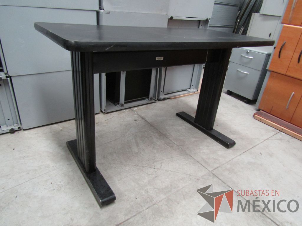Lote 062 -2 mesas de trabajo con estructuras metálicas y cubiertas color negro - Imagen 5