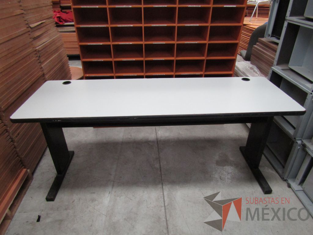 Lote 063 - Mesa de trabajo con estructura metálica, cubierta color gris y orificios para cables - Imagen 2