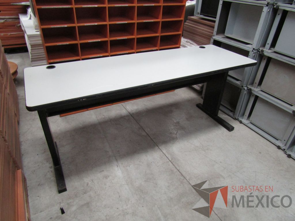 Lote 063 - Mesa de trabajo con estructura metálica, cubierta color gris y orificios para cables - Imagen 3