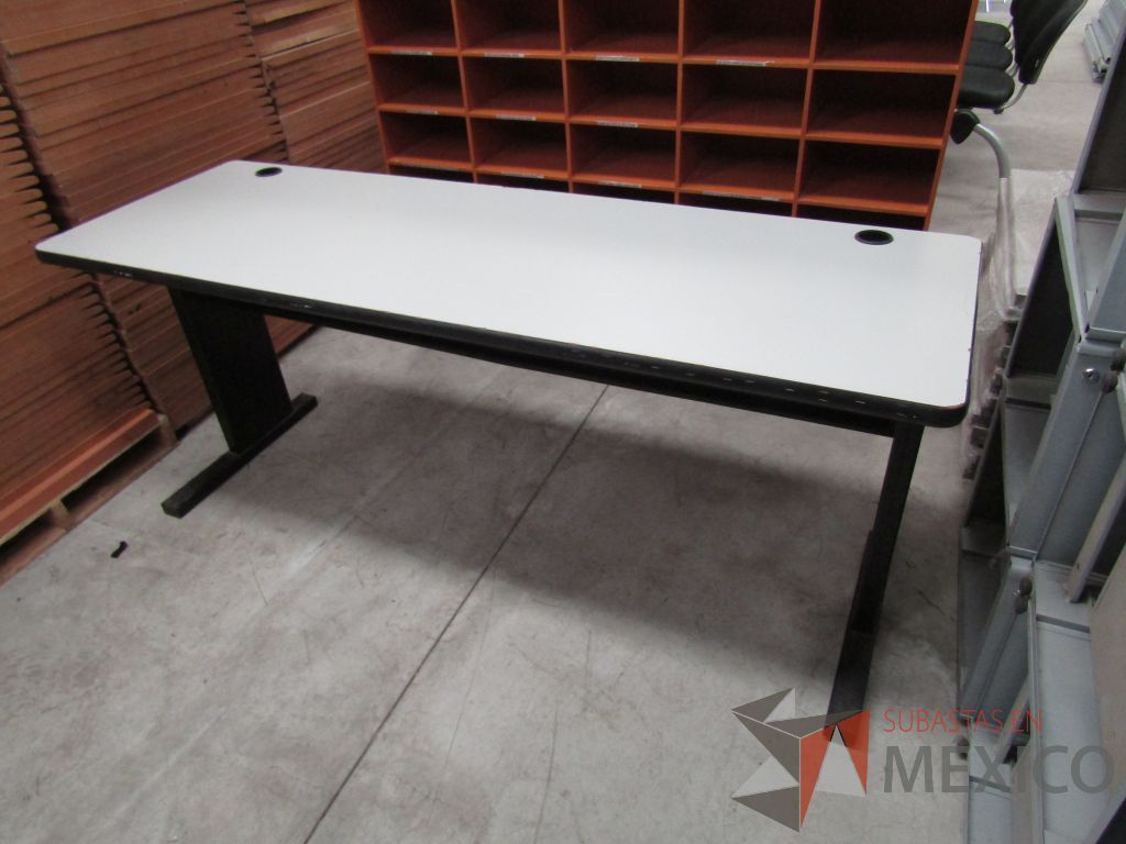 Lote 063 - Mesa de trabajo con estructura metálica, cubierta color gris y orificios para cables - Imagen 4