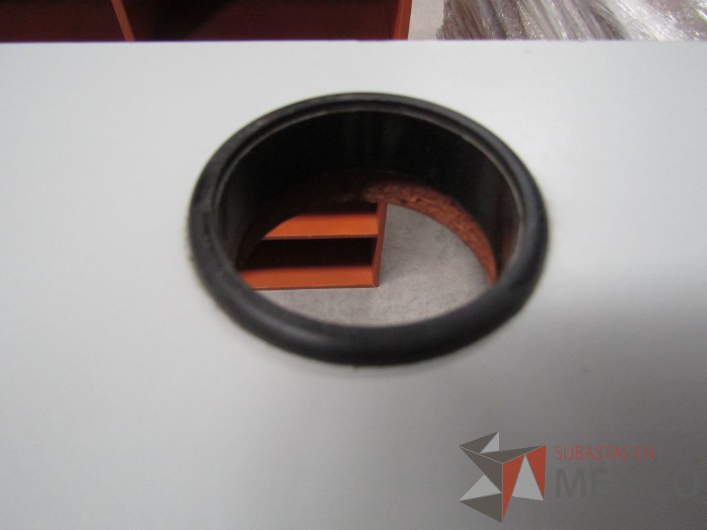Lote 063 - Mesa de trabajo con estructura metálica, cubierta color gris y orificios para cables - Imagen 5