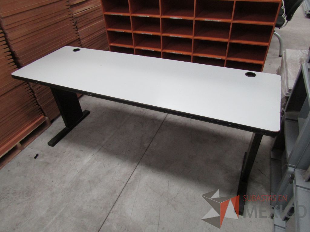 Lote 063 - Mesa de trabajo con estructura metálica, cubierta color gris y orificios para cables - Imagen 6