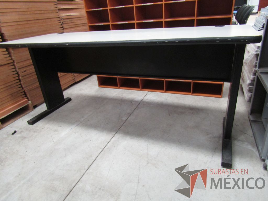 Lote 063 - Mesa de trabajo con estructura metálica, cubierta color gris y orificios para cables - Imagen 7