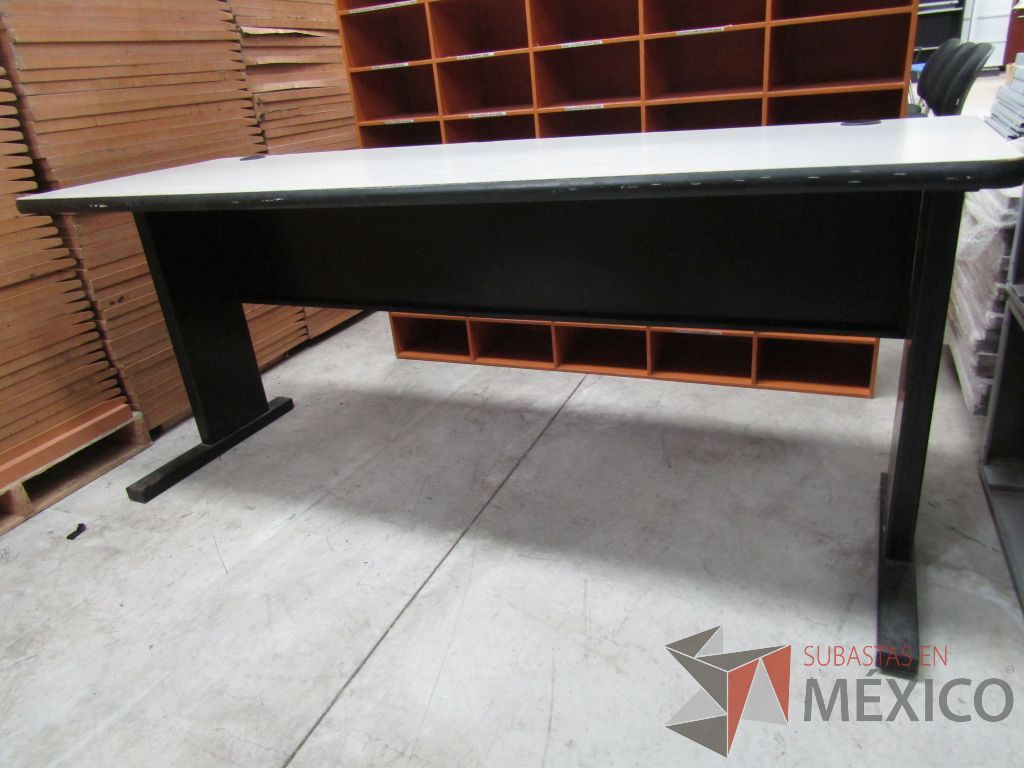 Lote 063 - Mesa de trabajo con estructura metálica, cubierta color gris y orificios para cables - Imagen 8