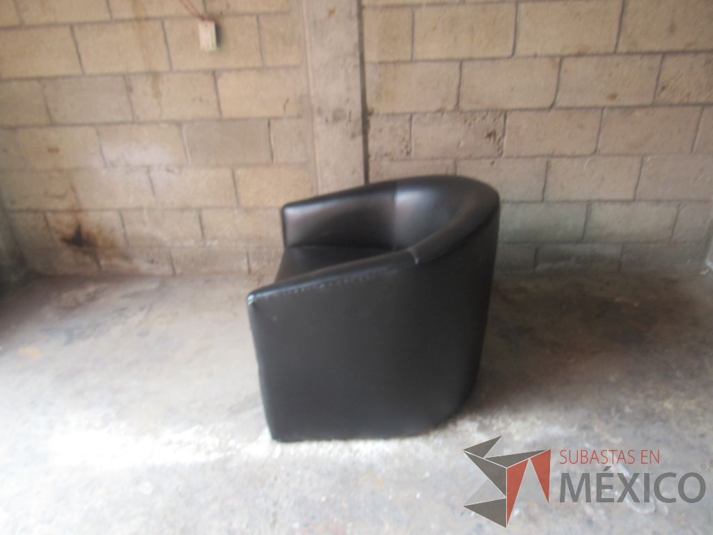 Lote 009 - 2 Sillones de 1 plaza con descansa brazos asiento y respaldo en tela color café - Imagen 2