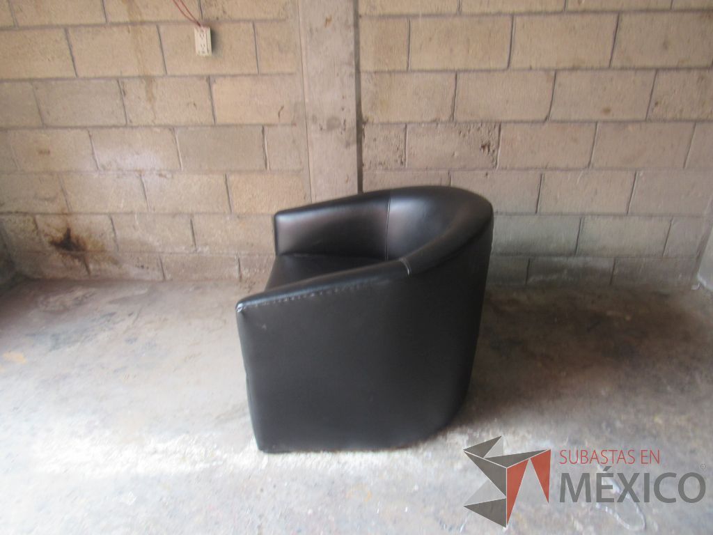 Lote 009 - 2 Sillones de 1 plaza con descansa brazos asiento y respaldo en tela color café - Imagen 3