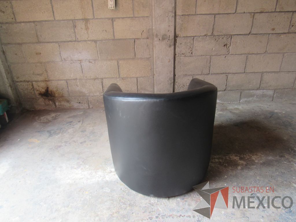 Lote 009 - 2 Sillones de 1 plaza con descansa brazos asiento y respaldo en tela color café - Imagen 4