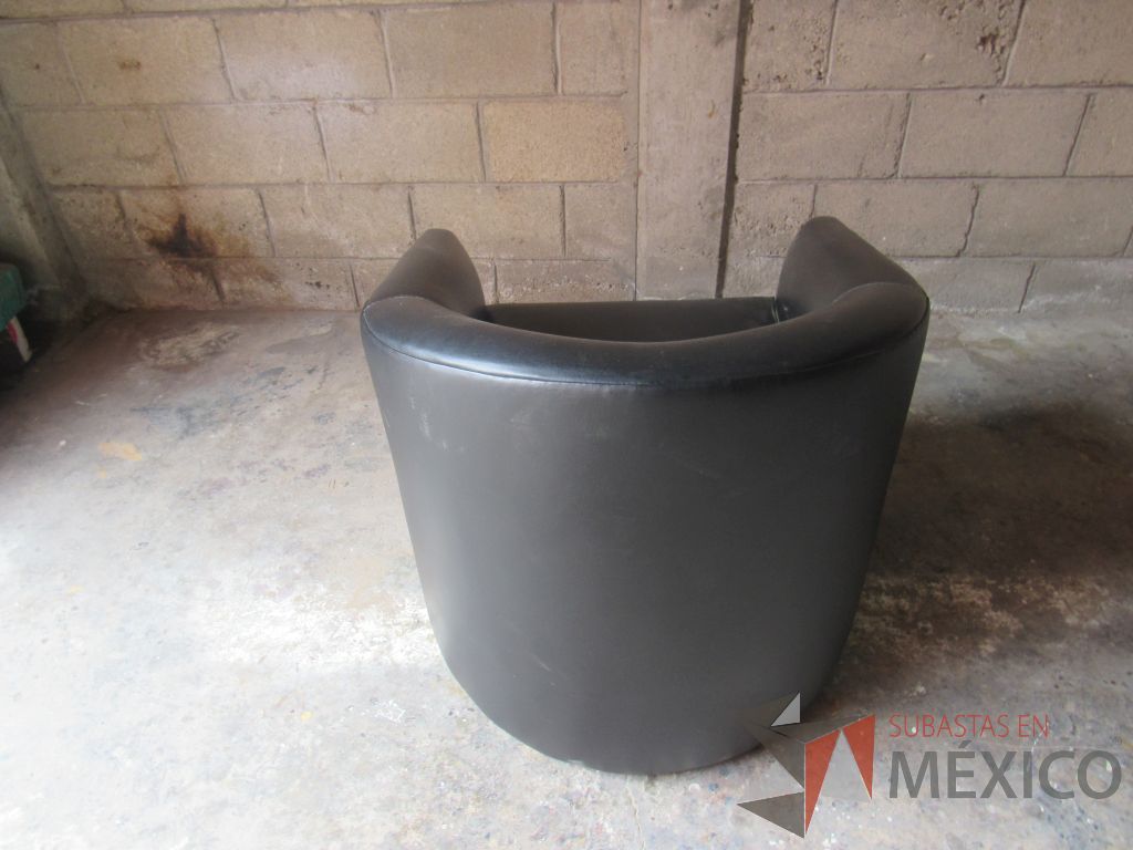 Lote 009 - 2 Sillones de 1 plaza con descansa brazos asiento y respaldo en tela color café - Imagen 6
