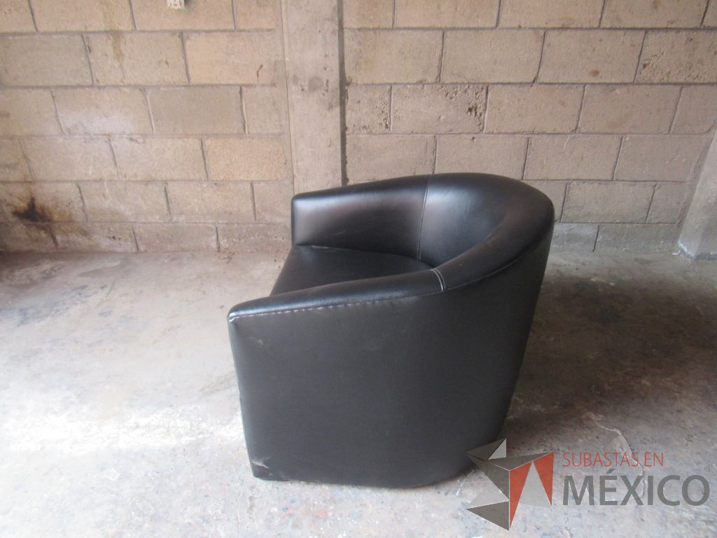 Lote 009 - 2 Sillones de 1 plaza con descansa brazos asiento y respaldo en tela color café - Imagen 7
