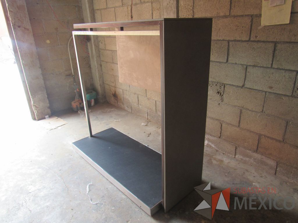 Lote 013 - Organizador de ropa con tubo metálico y cubierta de madera color cafê - Imagen 2