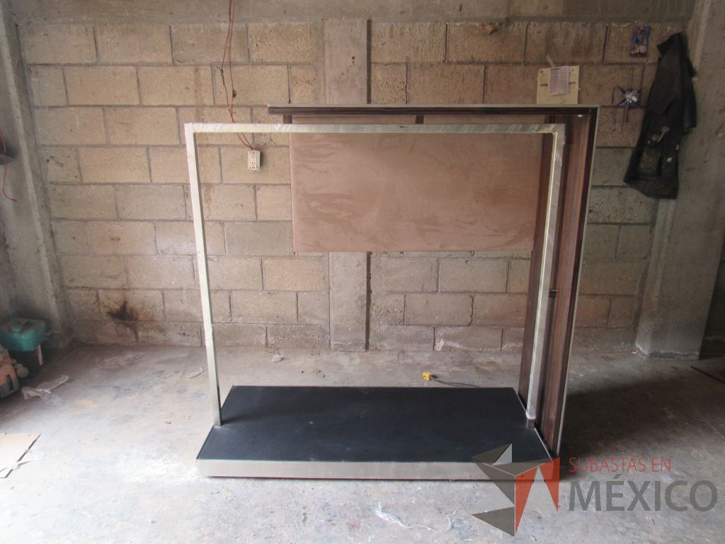 Lote 013 - Organizador de ropa con tubo metálico y cubierta de madera color cafê