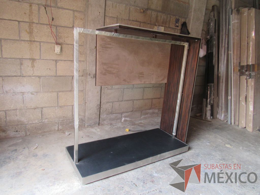 Lote 013 - Organizador de ropa con tubo metálico y cubierta de madera color cafê - Imagen 3