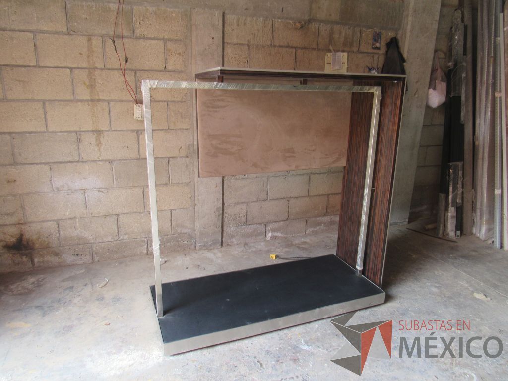 Lote 013 - Organizador de ropa con tubo metálico y cubierta de madera color cafê - Imagen 4