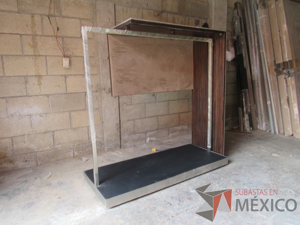 Lote 013 - Organizador de ropa con tubo metálico y cubierta de madera color cafê - Imagen 5