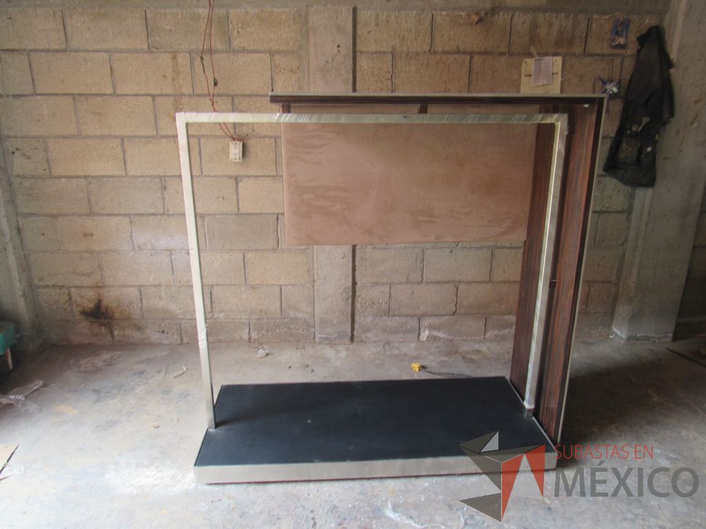 Lote 013 - Organizador de ropa con tubo metálico y cubierta de madera color cafê - Imagen 6