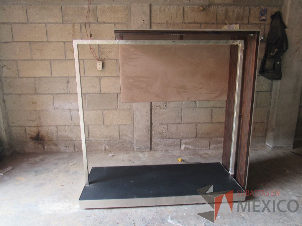Lote 013 - Organizador de ropa con tubo metálico y cubierta de madera color cafê - Imagen 7