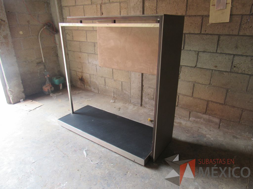 Lote 013 - Organizador de ropa con tubo metálico y cubierta de madera color cafê - Imagen 8