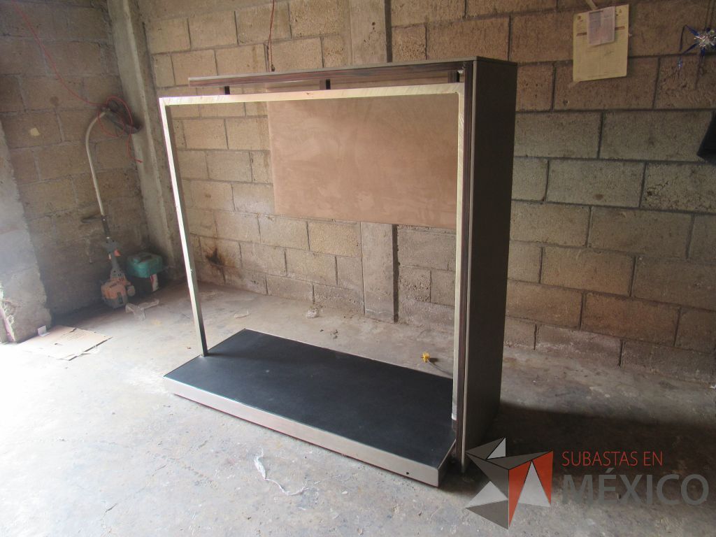Lote 013 - Organizador de ropa con tubo metálico y cubierta de madera color cafê - Imagen 9