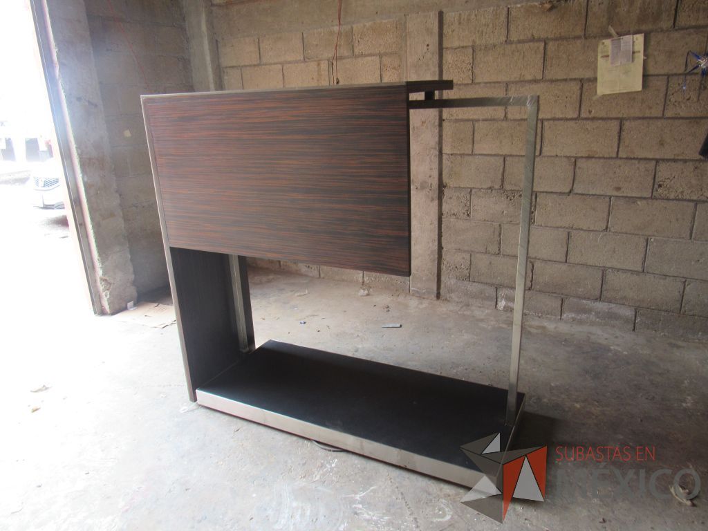Lote 013 - Organizador de ropa con tubo metálico y cubierta de madera color cafê - Imagen 10
