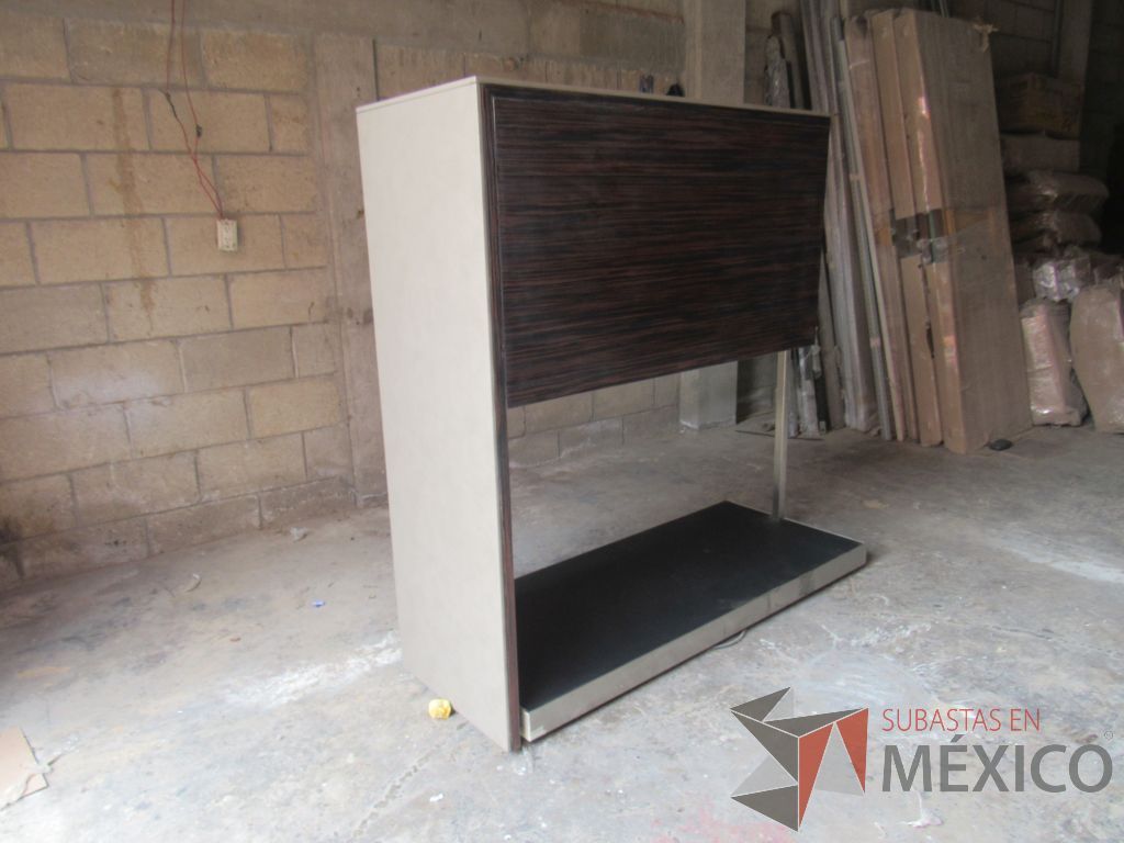 Lote 013 - Organizador de ropa con tubo metálico y cubierta de madera color cafê - Imagen 11