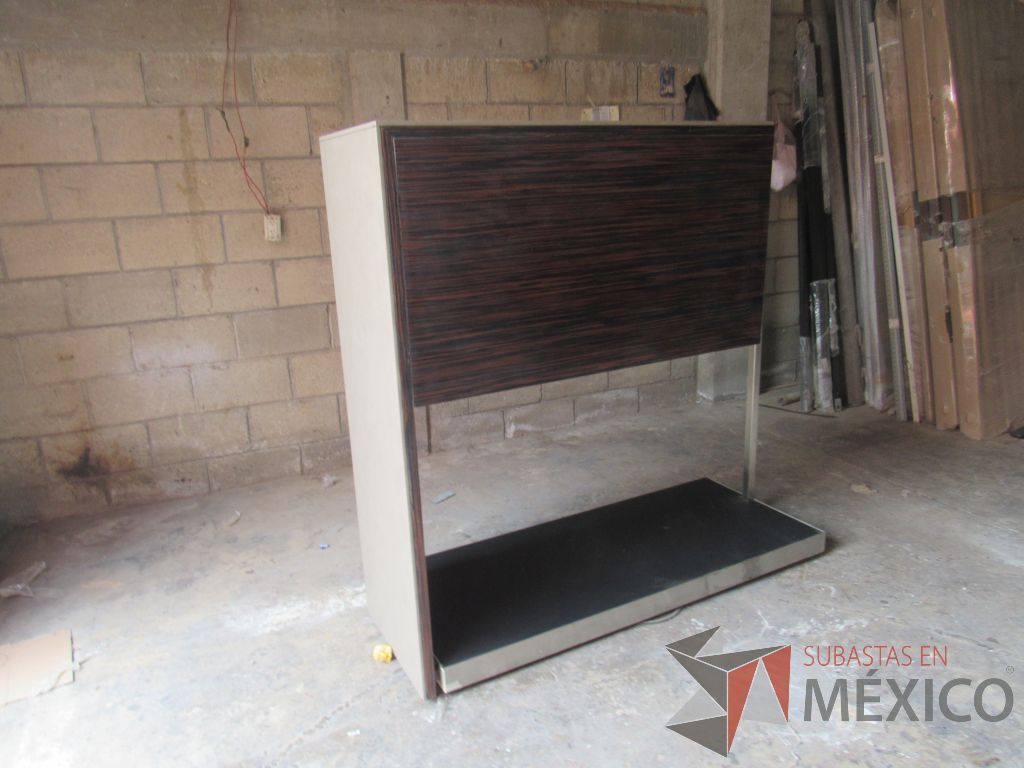 Lote 013 - Organizador de ropa con tubo metálico y cubierta de madera color cafê - Imagen 12