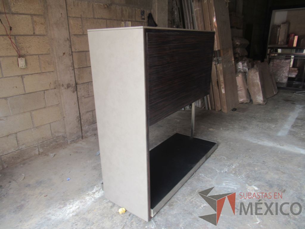 Lote 013 - Organizador de ropa con tubo metálico y cubierta de madera color cafê - Imagen 13