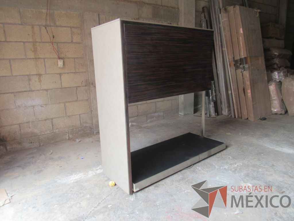 Lote 013 - Organizador de ropa con tubo metálico y cubierta de madera color cafê - Imagen 14