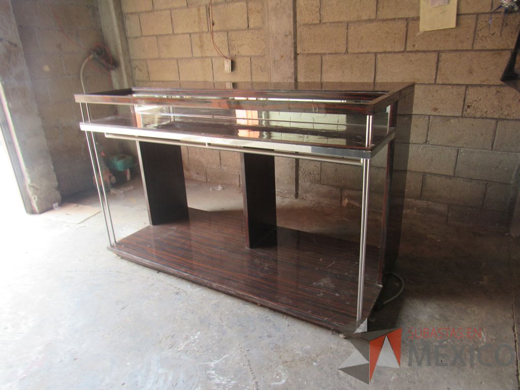 Lote 015 - Exhibidor con tubería metálica, base y cubierta de madera color café