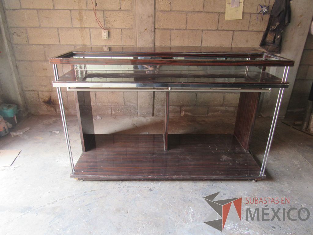 Lote 015 - Exhibidor con tubería metálica, base y cubierta de madera color café - Imagen 2
