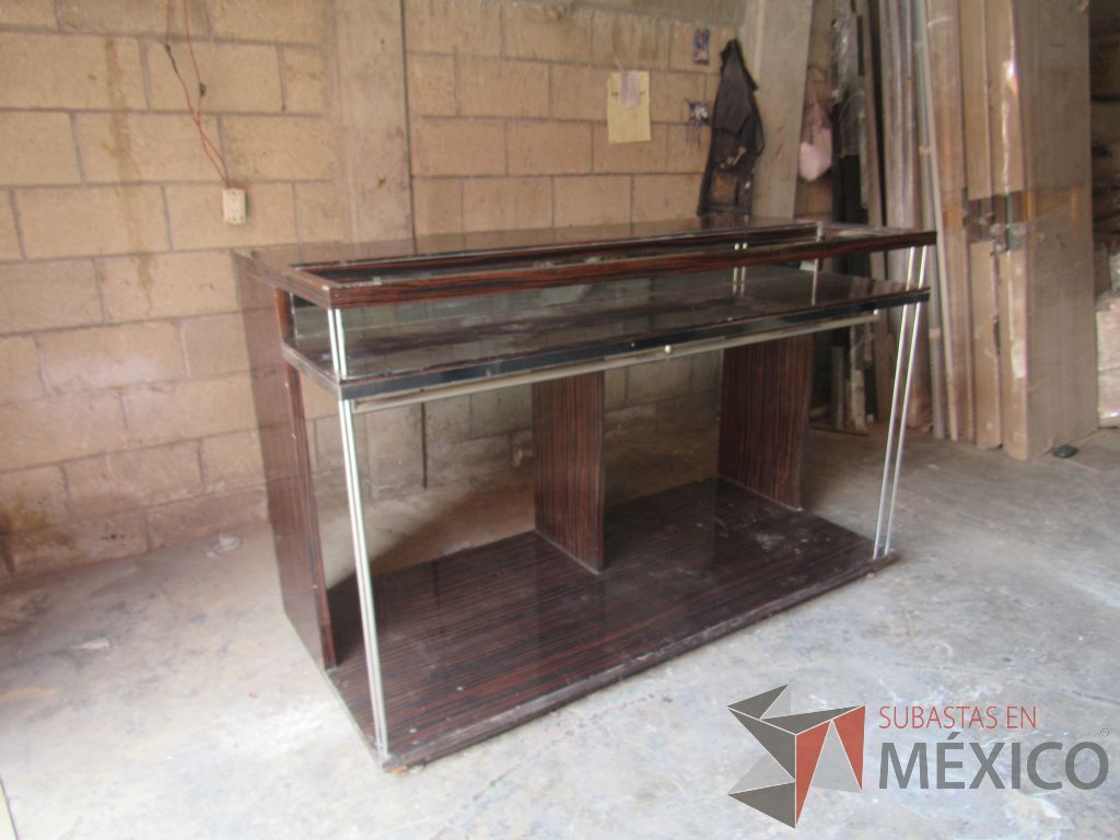 Lote 015 - Exhibidor con tubería metálica, base y cubierta de madera color café - Imagen 3