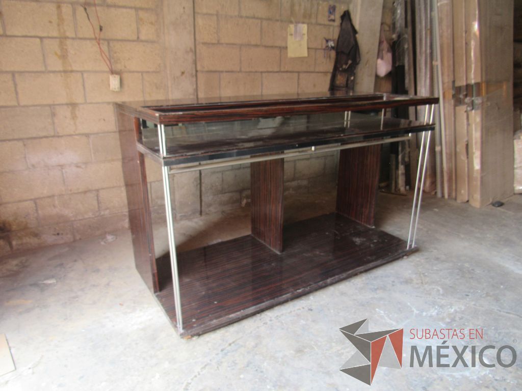 Lote 015 - Exhibidor con tubería metálica, base y cubierta de madera color café - Imagen 4