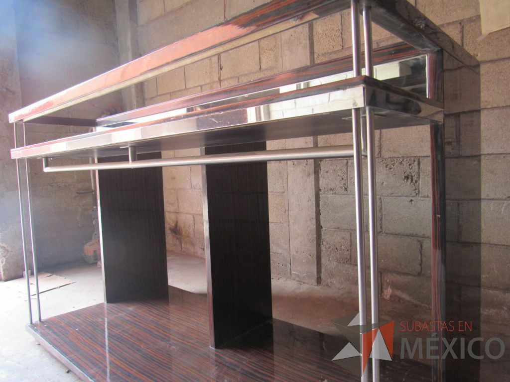 Lote 015 - Exhibidor con tubería metálica, base y cubierta de madera color café - Imagen 7
